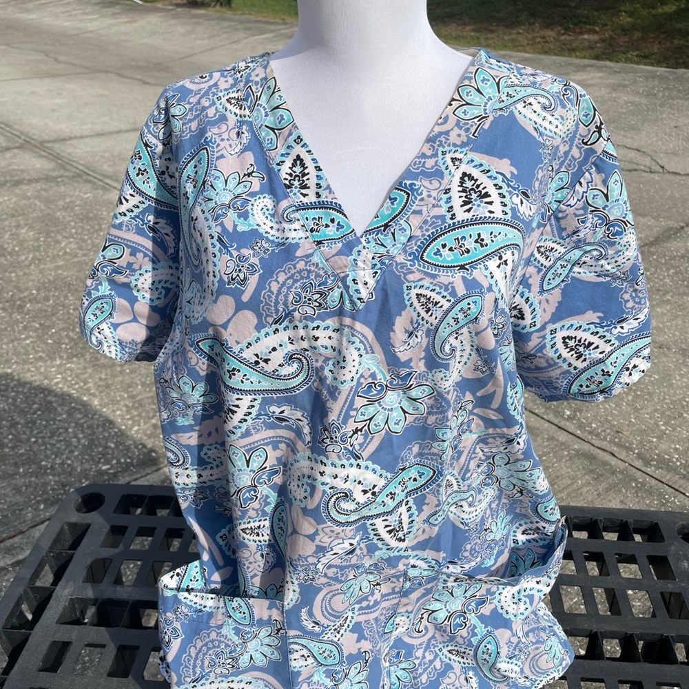 Tafford scrub top